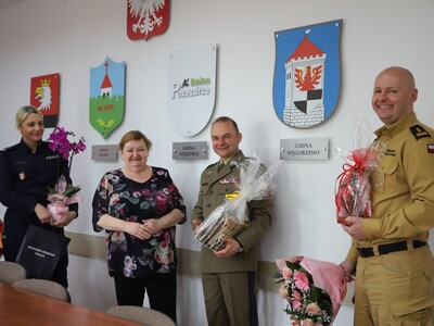przedstawiciele służb mundurowych wręczają prezent dla Starosty