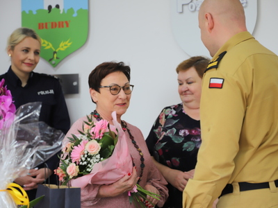 przedstawiciele służb mundurowych wręczają prezent dla Przewodniczącej Rady Powiatu w Węgorzewie 