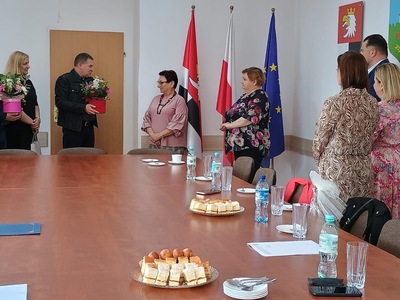 kierownicy jednostek wręczają prezenty dla Starosty i Przewodniczącej Rady Powiatu