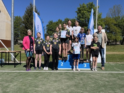 Starosta wraz z Dyrektorem pomiędzy nimi zawodniczki stojące na podium