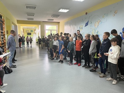 otwarcie zawodów - po prawej stronie stoją zawodnicy po lewej dyrektor wraz z sędzią zawodów