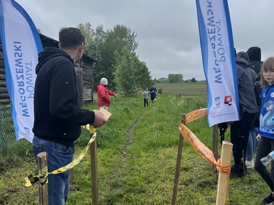 na zdjęci zawodnicy dobiegają do mety po obu stronach trenerzy w tle windery powiatu węgorzewskiego