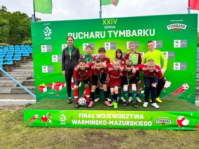 NA ZDJĘCIU ZAWODNICY WRAZ Z TRENEREM źródło: SP Nr 1 w Węgorzewie