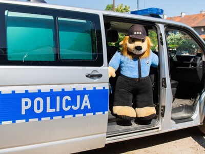 na zdjęciu maskotka KPP w Węgorzewie w radiowozie 