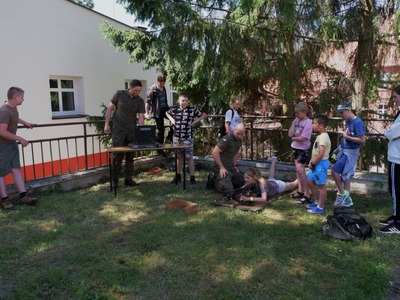 na zdjęciu uczniowie podczas strzelania do celu