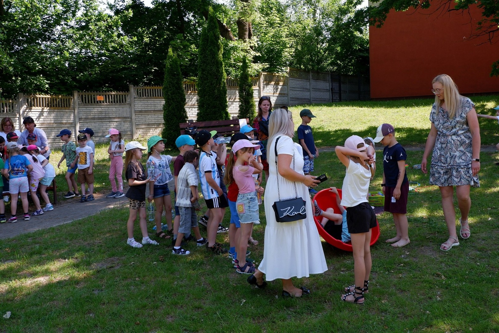 na zdjęciu uczniowie wraz z opiekunami