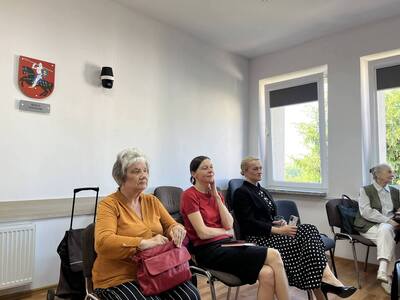 uczestnicy spotkania siedzą przy stole w sali konferencyjnej 