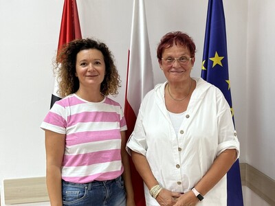po lewej stronie Wiceprzewodnicząca a po prawej Przewodnicząca Rady Działalności Pożytku Publicznego Powiatu Węgorzewskiego
