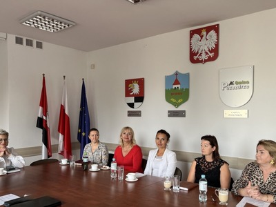 na zdjęciu uczestnicy spotkania przy stole w sali Starostwa Powiatowego w Węgorzewie 