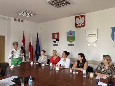 na zdjęciu uczestnicy spotkania przy stole w sali Starostwa Powiatowego w Węgorzewie