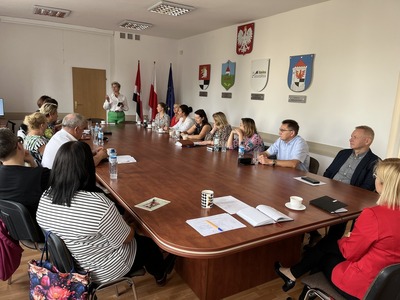 na zdjęciu uczestnicy spotkania przy stole w sali Starostwa Powiatowego w Węgorzewie 