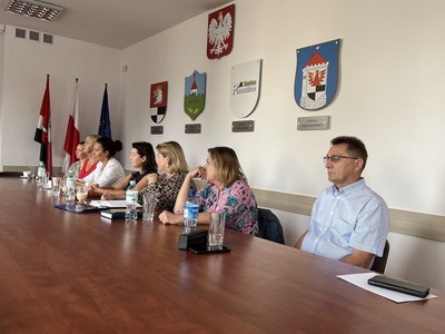 na zdjęciu uczestnicy spotkania przy stole w sali Starostwa Powiatowego w Węgorzewie 