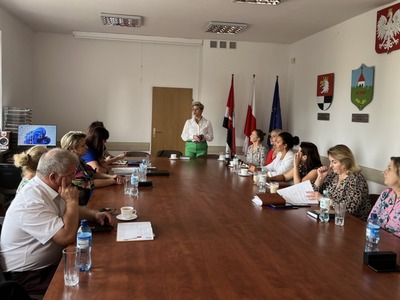 na zdjęciu uczestnicy spotkania przy stole w sali Starostwa Powiatowego w Węgorzewie 