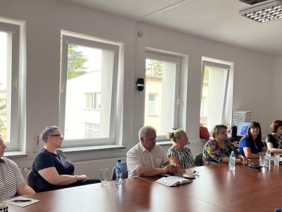 na zdjęciu uczestnicy spotkania przy stole w sali Starostwa Powiatowego w Węgorzewie 