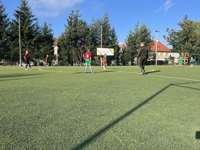 dzieci biegające po boisku podczas rozgrywek