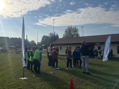 na zdjęciu zawodnicy gotowi do startu, przed nimi sędzia zawodów objaśniający przebieg trasy 