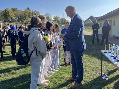 na zdjęciu Wicestarosta Robert Nowacki wręcza medale zwycięskiej drużynie