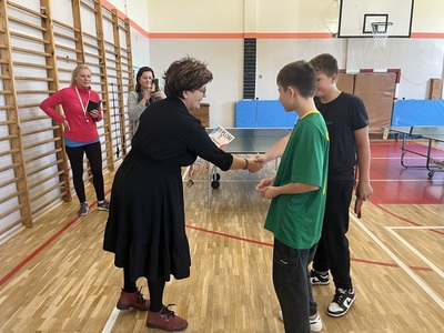 z-ca dyrektora podczas wręczania medali oraz dyplomów dla zwycięzców 
