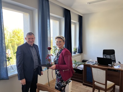 na zdjęciu Alicja Rymszewicz wręczająca kwiat oraz podziękowania dla Ireneusza Szepietowskiego Dyrektora ZSZ w Węgorzewie