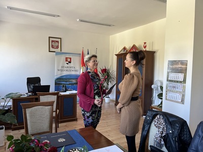 na zdjęciu Alicja Rymszewicz wręczająca kwiat oraz podziękowania dla Magdaleny Fido Dyrektora ZSO w Węgorzewie