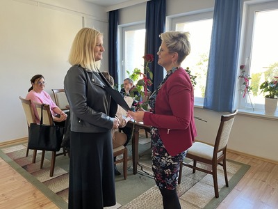 na zdjęciu Alicja Rymszewicz wręczająca kwiat oraz podziękowania dla Ingi Sztabińskiej Dyrektora PPP w Węgorzewie