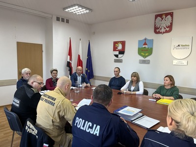 na zdjęciu widzimy członków komisji oraz członków PZZK przy stole na sali konferencyjnej Starostwa Powiatowego w Węgorzewie