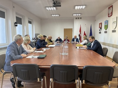 na zdjęciu widzimy członków komisji oraz członków PZZK przy stole na sali konferencyjnej Starostwa Powiatowego w Węgorzewie