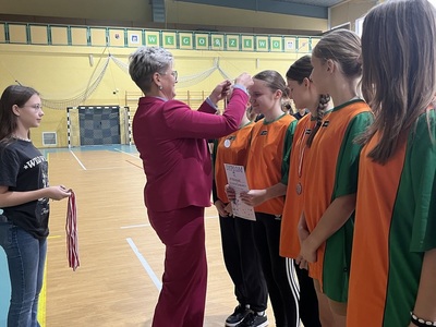 Starosta Węgorzewski Alicja Rymszewicz wręcza dyplomy oraz medale dla zawodników