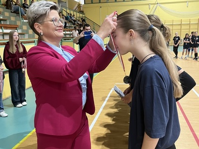 Starosta Węgorzewski Alicja Rymszewicz wręcza dyplomy oraz medale dla zawodników