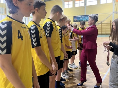 Starosta Węgorzewski Alicja Rymszewicz wręcza dyplomy oraz medale dla zawodników