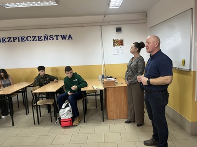 na zdjęciu pan Pawęł Kreśniewski wraz z Dyrektor ZSO w Węgorzewie podczas otwarcia zawodów 