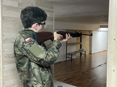 zawodniczka podczas oddawania strzału