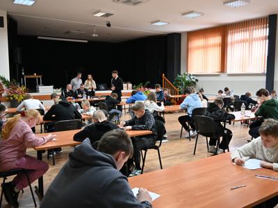 uczestnicy piszący test