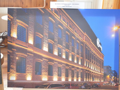 zdjęcie nowości architektonicznej podświetlonego od dołu budynku Calisia One w Kaliszu 