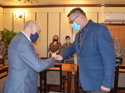 Z lewej strony Pan Jurek Pałaś ubrany w szary garnitur z prawej strony Wójt Gminy Marek Cieślarczyk