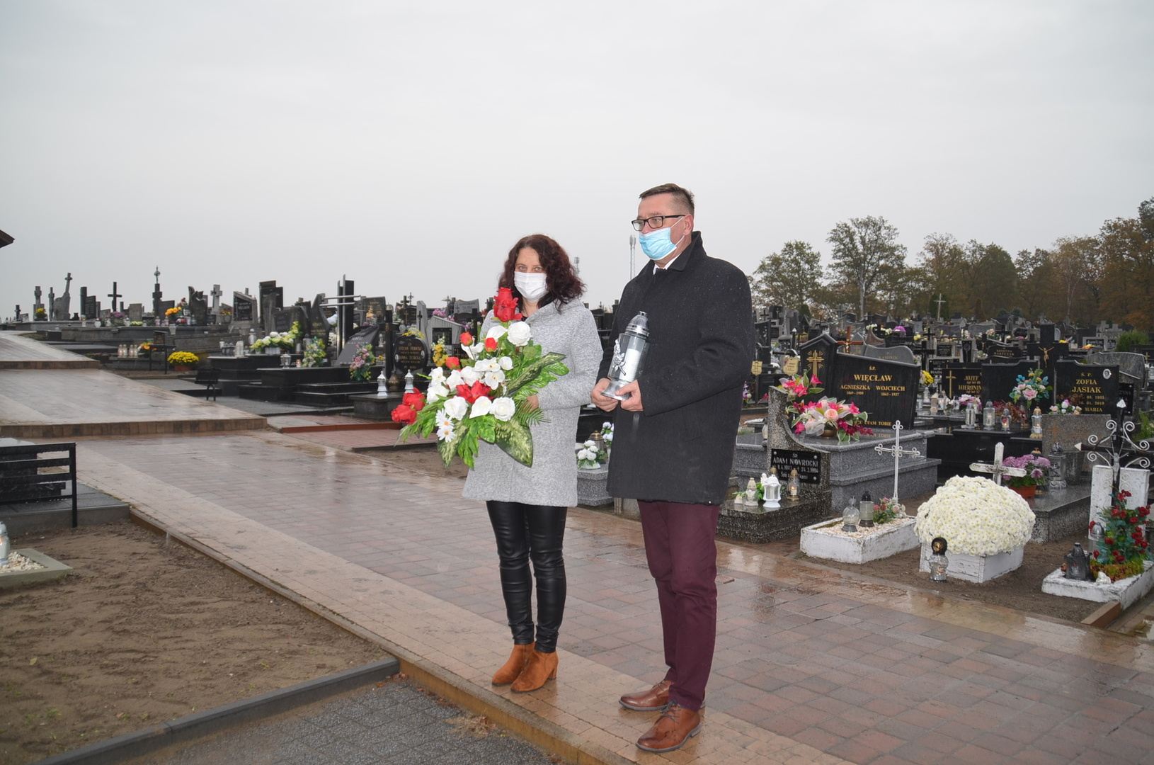 Wójt Gminy Brzeziny Marek Cieślarczyk z Pani Kierownik Referatu Gospodarki i Rozwoju Lokalnego Kamilą Biernacik składają kwiaty na grobie wojennym Stefana Karczewskiego.
