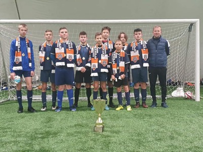 zawodnicy z drużyny piłkarskiej na Turnieju Reiss Cup 2020