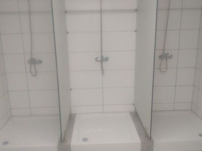 zdjęcie trzech kabin prysznicowych w łazience damskiej na terenie Gminnego Ośrodka Sportu i Rekreacji  Brzezinach 