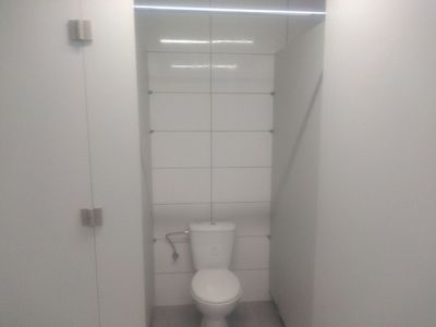 widok kabiny z ubikacją 