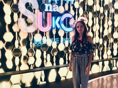 Ewelina Łuszczek na tle logo programu "Szansa na sukces"