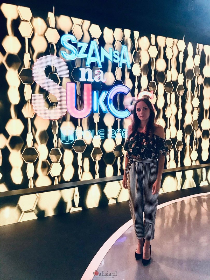 Ewelina Łuszczek na tle logo programu "Szansa na sukces"