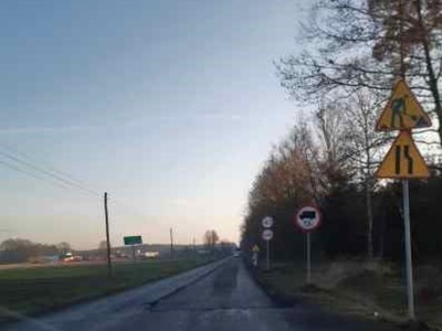 ciąg dalszy drogi w miejscowości Głuszyna