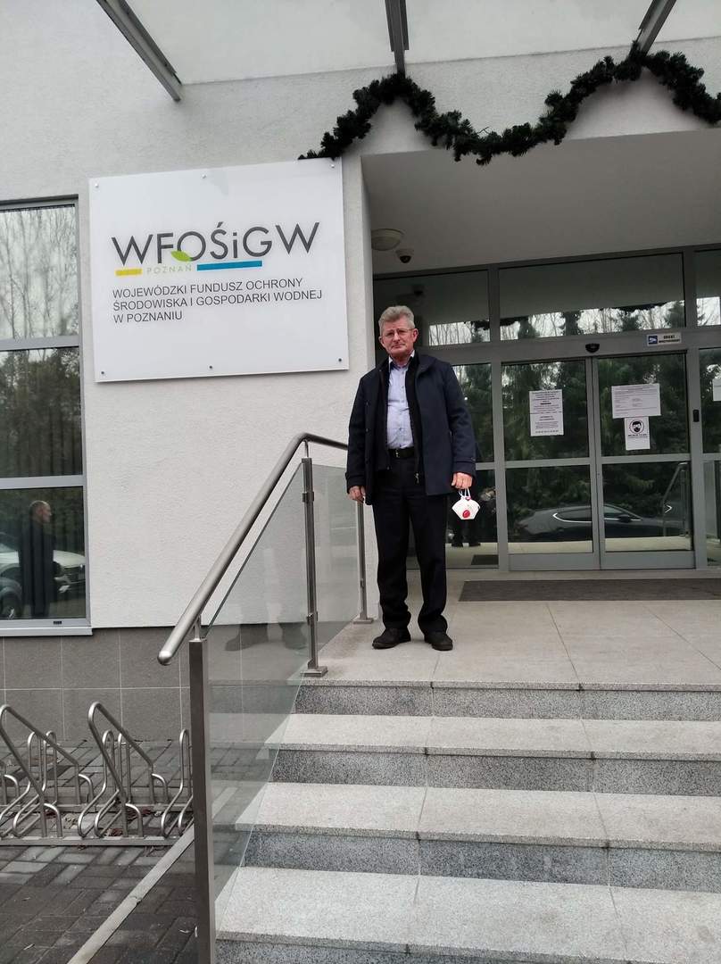 na zdjęciu znajduje się Pan Prezes OSP w Aleksandrii Ryszard Wierucki przed budynkiem Wojewódzkiego Funduszu Ochrony Środowiska i Gospodarki Wodnej w Poznaniu w dniu podpisania umowy na dofinansowanie