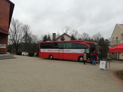 Mobilny punkt poboru krwi przed Kościołem w Brzezinach