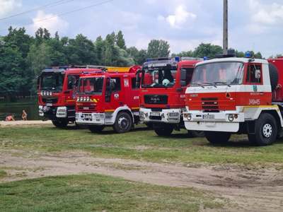 samochody strażackie na placu GOSiR w Brzezinach