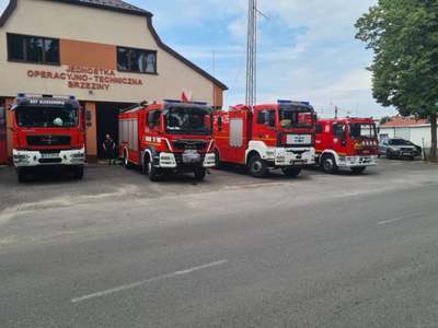 samochody pożarnicze przez salą OSP w Brzezinach