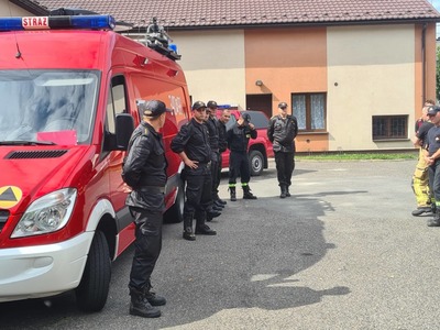 strażacy przed Salą OSP w Brzezinach