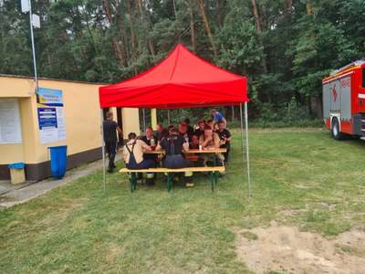 poczęstunek dla strażaków na placu GOSiR w Brzezinach pod czerwonym namiotem