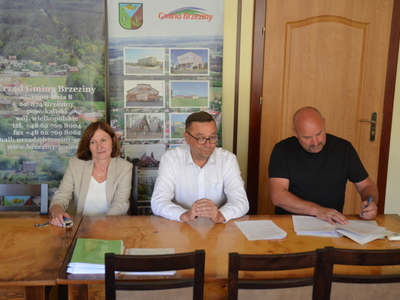 podpisanie umowy budowa wodociągu w miejscowości Jagodziniec