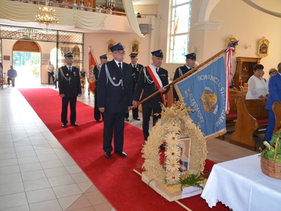 poczty sztandarowe w kościele